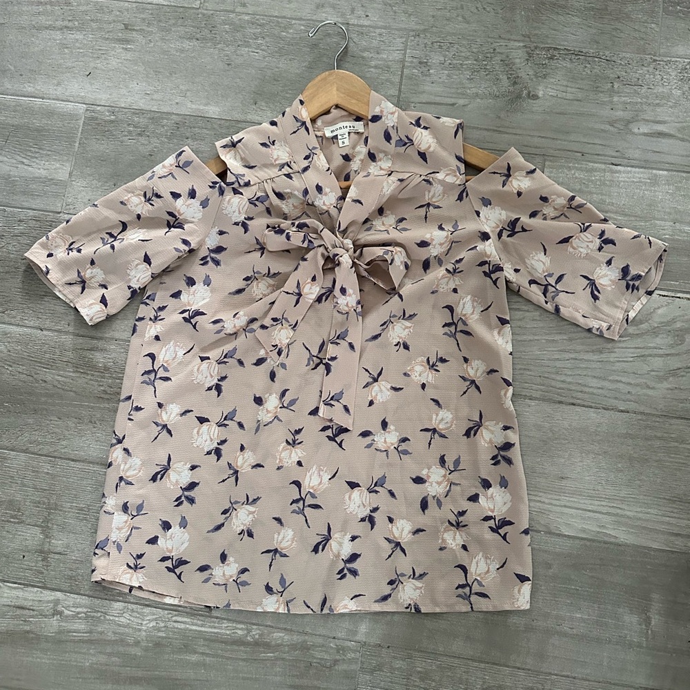 Cute Floral 🌷Cold Shoulder Blouse